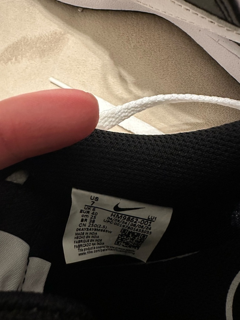 Nike Black and White Low-Top Trainers - Picture 5 of 6